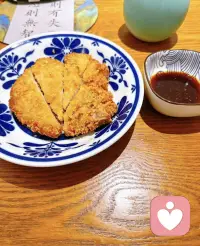 金黄酥脆的炸猪排，蘸满咸鲜酱汁，一口解锁平凡日子的幸福感。配图