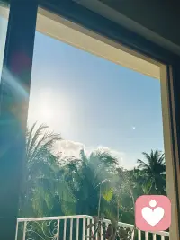 把别人抬得过高，盲目崇拜，就容易弄丢自我，把对方当成标尺，全盘否定自己的价值；
把别人看得太低，滋生傲慢与偏见，又会丢掉敬畏，看不见他人身上值得学习的部分。

待人最好的状态，是平视。
不神化任何人，也不轻视任何人。看见对方的闪光点，也看见他的局限；接纳自己的不足，也守住自己的底气。
既懂得欣赏他人，又不迷失自己；保有一份敬畏之心，却不卑躬屈膝。
人与人之间，站在同一水平线看待，才不容易走向两个极端。配图
