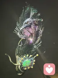 人的人格是立体而鲜活的，如同钻石的火彩。世上本没有绝对完美的人格，每个人身上都带着各不相同的“瑕疵”。可那些所谓的瑕疵，未必就是缺陷，它只是独属于一个人的特质。换一个处境、放在不同的关系里，这些特质，有时反而会成为点睛之笔，绽放独有的光彩。