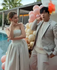 ??周杰倫分享婚姻長久的秘訣??
周杰倫在節目《周游記》中分享的婚姻長久秘訣，結合其與昆凌的相處模式，主要體現在以下幾個方面：

??退讓與包容的藝術
他將婚姻中的相處比作邁克爾·杰克遜的「月球漫步」舞步，強調在矛盾中主動退讓，優先照顧伴侶的情緒，認為“妻子開心，生活才會舒心”（Happy wife, happy life）。這種退讓并非無原則妥協，而是基于情感需求的包容，例如在育兒或家庭事務分歧時，他會調整自己以支持昆凌的想法，維護家庭和諧氛圍。

??相互支持與共同成長
周杰倫與昆凌注重在事業和生活中彼此成就。昆凌支持周杰倫的音樂事業，而周杰倫不僅為昆凌的電影試鏡拍攝助力，還全程陪伴她參與海外工作，兼顧家庭與職業發展。昆凌曾提到，兩人在矛盾時會通過“接住對方情緒”化解爭執，例如周杰倫會用幽默或撒嬌緩和氣氛。

??家庭優先的價值觀
兩人約定工作離家不超過4天，若超期則帶著家人同行，確保家庭成員的緊密連結。周杰倫更將伴侶關系置于親子關系之上，明確表示“最愛的是妻子，其次才是孩子”。這種理念也體現在日常細節中，如他親自參與育兒瑣事，分擔夜間喂奶、換尿布等責任。

??儀式感與浪漫經營
從婚禮到日常，周杰倫注重營造浪漫氛圍：他為婚禮創作專屬樂曲，每年慶祝紀念日、安排專屬約會日，甚至在昆凌生日時贈送價值數億的豪宅。昆凌的采訪中透露，周杰倫在家常親自下廚，且菜式不斷創新，通過生活細節傳遞愛意。

??信任與無條件的付出
周杰倫拒絕簽訂婚前協議，認為婚姻應建立在信任而非算計之上。昆凌生育三胎期間，他全程陪護并多次表達對其辛苦的心疼，最終尊重妻子“組建大家庭”的夢想。兩人通過十年磨合，形成了“幼稚園式”家庭管理模式，周杰倫擔任“康樂股長”，以幽默感維系家庭歡樂氛圍。配圖