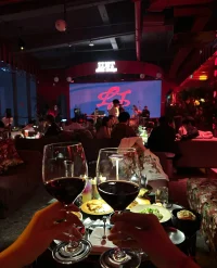 ❤️人类有一种本能，叫做“预感离别”❤️

强烈的不舍常常是离别的前兆，甚至在分手前就会有回光返照般的迹象，对方会变得客气又热情，对你格外好，但其中却夹杂着一丝疏离感，那感觉让人无法忽视。

那天你站在商场外刺眼的霓虹灯下，心里有一种隐隐的不安，在热闹的街头，距离很近，但却感觉已经不再属于对方了，那些瞬间一直深深地印在脑海里。

人和人之间的分开，往往会有预感的，那种无法言喻的感觉让我知道，你要离开了。

后来就真的没有再见了。