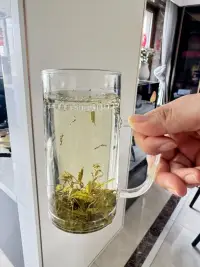 做事要清醒，知道自己要什么，不要什么，才能有的放矢，不走弯路；做人要糊涂，不必事事较真，看破不说破，给别人留面子，也给自己留余地。清醒做事，是一种能力；糊涂做人，是一种境界。配图