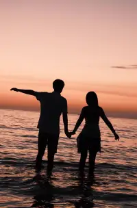 【好的愛情，是互相滋養(yǎng)的土壤】??

有人說愛情像蜜糖，我卻覺得更像兩塊相鄰的土壤。真正健康的親密關(guān)系，不該是榨取對方的養(yǎng)分，而是各自扎根又枝葉相觸——你蓬勃生長時，我的根系也在地下悄悄蔓延。

見過太多以愛之名的消耗：一方不斷傾倒情緒垃圾，另一方逐漸干涸成荒漠。其實最好的狀態(tài)，是像兩棵春天的樹，共享陽光雨露，也各自保持向上生長的姿態(tài)。他打游戲時你可以讀書，她追劇時你能健身，獨處時飽滿，相處時才能更豐盈。

記?。核行枰谀_或彎腰的關(guān)系，終究走不到豐收的季節(jié)。你們站成并肩的模樣，歲月自會把根系纏繞成最穩(wěn)固的共生。??

#情感語錄 #戀愛觀 #親密關(guān)系配圖
