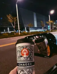 心理學金句分享
“人并不是住在客觀的世界，而是住在自己營造的主觀世界里。我們必須面對的問題不是“世界如何”，而是“如何看待世界”
          ——岸見一郎《幸福的勇氣》配圖