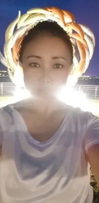 当你发现前方已经没有路的时候，黑黑的一片！
不知道去向，左右上下，前后无处可藏的时候！
你静静的，不急不躁，把心沉下来，闭上双眼！
不知道过了多久，一分钟，十分钟，二十分钟…
有一个声音，是你的心声，在和你说话，这边来……
有一扇窗，亮亮的光，太阳一样的光引领你走出去…
请相信，自我救助的力量，无限的潜能，无限的力量……
只要不放弃，让我们向阳出发……配图