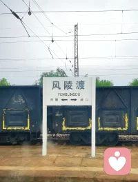 当你在感情里失去自我，把情绪的开关交到别人手上，你爱上的从来不是那个人，而是你在他身上投射的、未被满足的自我期待，是你用幻想编织的、用来填补内心空缺的执念。