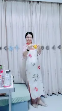 盛夏的風掠過枝頭，金黃芒果綴滿樹梢。

十年挑燈夜讀的汗水，終在此時釀成甘甜。

愿奔赴考場的你，如熟透的果實般自信，落筆生花，旗開得勝！配圖