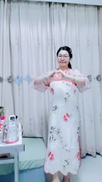 盛夏的風掠過枝頭，金黃芒果綴滿樹梢。

十年挑燈夜讀的汗水，終在此時釀成甘甜。

愿奔赴考場的你，如熟透的果實般自信，落筆生花，旗開得勝！配圖