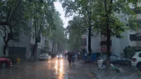 我的城市在下雨

你那里呢？

之前說風里雨里

我在等你

今天趕上了，哈哈～(￣▽￣～)~

雨中人的意境畫面很不錯

分享給大家