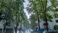 我的城市在下雨

你那里呢？

之前說風里雨里

我在等你

今天趕上了，哈哈～(￣▽￣～)~

雨中人的意境畫面很不錯

分享給大家