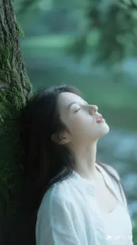 【情緒管理小貼士】??  

情緒如天氣，陰晴皆常態(tài)。  
煩躁時(shí)深呼吸3秒，給怒火一個(gè)緩沖期；焦慮時(shí)寫下煩惱，把雜念清出腦海；低落時(shí)運(yùn)動(dòng)10分鐘，讓內(nèi)啡肽治愈你。  

記住：你不是情緒本身，而是它的觀察者。  
允許自己感受，但別被感受支配。  
心若從容，風(fēng)浪不過是漣漪。配圖