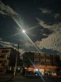 夜深了，思绪还在奔涌？

焦虑、孤独、疲惫...那些难以言说的感受，不必急着赶走。允许它们存在一会儿，像接纳窗外的夜色。

此刻的你，或许正独自面对屏幕的光。请记得，呼吸，感受身体的重量——这一刻，你已经做到最好了。

温柔地对待自己，你很重要。