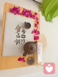 白天对所有人笑，晚上对着天花板发呆。
不是不想说，是不知道从哪说起，也不知道说了谁懂。