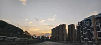 你是否有過這樣的時刻，心里裝滿了話，卻不知向誰傾訴？傾聽師就是那個溫暖的“樹洞”。給予我們無條件的接納與理解。沒有評判，只有耐心聆聽；沒有說教，只有溫柔引導。
 
就像人本主義心理學家卡爾·羅杰斯說的：“當我傾聽別人的時候，我感覺到自己的內在成長了；當我被人傾聽的時候，我又非常確信自己成長了、放松了，也更加強壯了?！? 
傾聽師讓我們知道，傾訴的那一刻，療愈已悄然發生。??
 
#傾聽師配圖