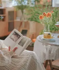 情绪背后就是需求，正视情绪才能管理情绪
每一种情绪背后都是一个没被满足的心理需求，有效的情绪管理，需要看见情绪背后的需求，而非一味的压制情绪的发生。
情绪没有好坏之分，存在即合理。
情绪是人类不断进化的产物，情绪实际上市在保护我们， 比如
【愤怒】是为了自我保护，甚至是为了攻击别人来维护自己的利益。
【悲伤】的情绪是想要得到他人的帮助和同情，希望别人能看见自己的脆弱。
...
心理学家萨提亚的“冰山理论”告诉我们，我们的行为和应对姿态只是冰山一角，而真正的自我价值和需求，都隐藏在哪些看不见的深层。
善于看到情绪背后的需求，无论这些情绪是自己的，还是别人的，当情绪发生，我们要去看见情绪背后的需求，当下的情绪不是去控制，而是允许情绪的发生，释放当下的情绪，满足情绪背后的心理需求，才能成为一个真正成熟的会处理情绪的人。