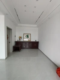 狗屎與佛的故事
有一次蘇東坡和佛印一起打坐，下坐后兩個人聊的興起。 -
蘇東坡問佛印：“你看我打坐的時候象什么？” -
佛印看了蘇東坡一眼說：“我看你象一尊佛”
蘇東坡看佛印穿著黃色的袈裟，就忍不住說了一句：“我看你打坐的時候象一坨狗屎！” -
佛印笑了笑，什么也沒說。 -
蘇東坡很高興，回家跟蘇小妹說：“老跟佛印論禪，從沒有贏過，這次大勝而歸” -
結果當蘇東坡把經過給蘇小妹講過以后，蘇小妹說：“哥哥呀，你這次輸得更慘了！” -
“為什么呢？” -
“佛印看你象一尊佛，是因為他心中只有佛，所以他看什么都是佛；而哥哥你呢？”配圖