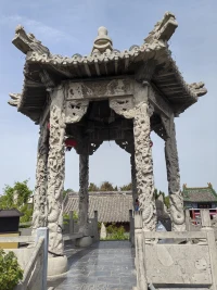 浪漫不一定要一束花，也可以是有人愿意聽你說一堆廢話，
人這一輩子，忙到最后才發現真正的幸福，不是擁有富貴和權勢，而是身體沒病，心里沒事配圖