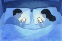 如何让伴侣需要你？

在亲密关系中，“被需要”并非是单方面的依附，而是建立在相互滋养、彼此支撑基础上的情感联结。这种需要，是灵魂层面的依赖，是生活里的默契，更是内心深处的笃定。以下从具体行动出发，聊聊如何成为伴侣心中“被需要”的存在。
一、做伴侣情绪的“安全港湾”，成为情感上的依赖
接住对方的负面情绪
爱人工作受挫、与人争执时，别急着讲道理或给解决方案，先停下手中的事，认真听他倾诉。可以说：“我知道你现在肯定特别生气/委屈，换作是我，可能比你还难受。” 用共情代替评判，让他感受到“我的情绪在你这里有处安放”。当他陷入焦虑时，轻轻抱一抱他说：“有我在呢，再难咱们一起扛。” 这种“无论好坏都能被接纳”的安全感，会让他下意识在情绪波动时第一时间想到你。
分享彼此的脆弱与柔软
主动向伴侣暴露自己的“不完美”：“今天在会议上发言好紧张，回来一直懊恼，还好有你在身边能让我踏实点。” 当你愿意展现脆弱，会让对方觉得“原来TA也需要我”，同时也会更放心向你敞开内心。这种双向的情感流动，能加深“彼此是对方唯一”的专属感，让依赖感在不知不觉中生根。
二、成为生活里的“默契搭档”，在烟火气中扎根
分担琐碎，更要懂“隐性需求”
不只是“你做饭我洗碗”的分工，更要观察伴侣没说出口的需求：他加班晚归，提前温好一杯牛奶；她来例假时，默默把冷水换成热水；他随口提过“想吃妈妈做的红烧肉”，周末悄悄学来给他惊喜。这些藏在细节里的“被需要”，比刻意的付出更动人——让他觉得“我的喜好、我的习惯，TA都放在心上”。
一起“解决问题”，而非“制造问题”
遇到生活难题时（比如装修、处理琐事），别急着抱怨或推诿，而是说：“咱们一起想想办法，你觉得先搞定哪一步？” 哪怕你不懂具体怎么做，愿意陪他一起梳理、一起承担的态度，也会让他感受到“有TA在，再麻烦的事都不难”。这种“并肩作战”的默契，会让伴侣觉得你是“能共渡难关的人”，而非“需要独自面对时的旁观者”。
三、做彼此成长的“同行者”，在精神上相互成就
看见对方的潜力，也接纳他的局限
当伴侣想尝试新事物（比如学一门技能、换一份工作），哪怕你觉得有风险，也先肯定他的勇气：“我知道你做决定前肯定想了很久，不管结果怎样，我都支持你试。” 当他遇到瓶颈自我怀疑时，说：“在我心里，你已经做得很棒了，暂时没做好也没关系，咱们慢慢调整。” 这种“既相信你的光芒，也包容你的黯淡”的