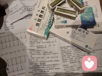 我的遗书
  陌生人你好，你可能不认识我但拜托请把我的经历听完好吗，我不想在我离开之前，没有一个人走进过我的内心聆听过我的故事。这篇遗书是我一笔一画写出来的并非ai生成，文笔不好，请见谅。
  我叫lqx你们可以直接叫我小X，出生于广东省潮州市2013年5月25日。看到这里你们也许会说13岁还小哪里有什么烦恼，为什么要自杀呢？我想说的是，从我出生起就都是错误。
  打我5岁起每到半夜就会听见父母的吵架，8岁时被猥亵，从9岁开始被高年级霸凌，10岁开始自残，11岁确诊的中度抑郁，12岁的吞药自杀，13岁我准备再来一次自杀，这一次我绝对不会对自己心软。
  我恨他们，更恨我自己，恨父母，他们不爱我为什么要把我生下来，只要我没有自杀不浪费他们的钱送我去急诊，也许他们就不会发现我的心已经出现了裂痕，而他们也永远不会送我去看心理医生。恨同学，只要我一点做的不对，他们的恶意就会如潮水般涌来。恨老师，不管谁的对错被惩罚的永远是我，恨家人，他们永远同情不了我。我恨整个世界，从一开始就不是公平的，有人从出生起就高高在上能眼睛不眨把我碾压。而我呢？努力了这么久只是个笑话对吗。
  2025年11月6号，我在学校跟体委打架，原因是他骂我，我下课去找他要个道歉，他不道歉就打起来了，最后我因为他们口中的情绪激动被迫停学一个星期，明明查个监控就能知道是不是体委先骂的人，可他们就是不查，所以我就成了欺负人的那一方，我怎么能不恨，这件事情已经过去了这么久可是我连一个说法都没要到，他们都说这件事已经过去了，最后的处理结果也是互相道歉，我停学一个星期他什么事也没有。所有人都站在他那一边指责我玻璃心，就连唯一的朋友也来骂我，我怎么能不恨。
  2025年12月6日，我吞了药，两盒舍曲林、一盒喹硫平、一瓶碳酸锂。用白酒灌下去的，用酒精麻痹自己，死的时候也不会太痛苦。我最后也没想起来我是怎么去到医院的，只记得洗胃的时候好痛苦，呕吐物流了一身。不过没关系，至少我真正痛的不是肉体上。
  还有很多恨和痛苦我就不一一讲述了
  2026年2月11日，我在计划一场自杀，我很犹豫自杀的方式和时间，我选择了在2026年3月7号晚上8点吞下所有药品，割破手腕大动脉后在韩江大桥一跃而下。这也许是百分百的死法。最近要过年了自杀不吉利，所以我选择在年后的周末自杀，跳楼太血腥了会吓到人上吊不好处理尸体。这是我最后发微博，再见配图