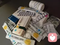 我的遗书
  陌生人你好，你可能不认识我但拜托请把我的经历听完好吗，我不想在我离开之前，没有一个人走进过我的内心聆听过我的故事。这篇遗书是我一笔一画写出来的并非ai生成，文笔不好，请见谅。
  我叫lqx你们可以直接叫我小X，出生于广东省潮州市2013年5月25日。看到这里你们也许会说13岁还小哪里有什么烦恼，为什么要自杀呢？我想说的是，从我出生起就都是错误。
  打我5岁起每到半夜就会听见父母的吵架，8岁时被猥亵，从9岁开始被高年级霸凌，10岁开始自残，11岁确诊的中度抑郁，12岁的吞药自杀，13岁我准备再来一次自杀，这一次我绝对不会对自己心软。
  我恨他们，更恨我自己，恨父母，他们不爱我为什么要把我生下来，只要我没有自杀不浪费他们的钱送我去急诊，也许他们就不会发现我的心已经出现了裂痕，而他们也永远不会送我去看心理医生。恨同学，只要我一点做的不对，他们的恶意就会如潮水般涌来。恨老师，不管谁的对错被惩罚的永远是我，恨家人，他们永远同情不了我。我恨整个世界，从一开始就不是公平的，有人从出生起就高高在上能眼睛不眨把我碾压。而我呢？努力了这么久只是个笑话对吗。
  2025年11月6号，我在学校跟体委打架，原因是他骂我，我下课去找他要个道歉，他不道歉就打起来了，最后我因为他们口中的情绪激动被迫停学一个星期，明明查个监控就能知道是不是体委先骂的人，可他们就是不查，所以我就成了欺负人的那一方，我怎么能不恨，这件事情已经过去了这么久可是我连一个说法都没要到，他们都说这件事已经过去了，最后的处理结果也是互相道歉，我停学一个星期他什么事也没有。所有人都站在他那一边指责我玻璃心，就连唯一的朋友也来骂我，我怎么能不恨。
  2025年12月6日，我吞了药，两盒舍曲林、一盒喹硫平、一瓶碳酸锂。用白酒灌下去的，用酒精麻痹自己，死的时候也不会太痛苦。我最后也没想起来我是怎么去到医院的，只记得洗胃的时候好痛苦，呕吐物流了一身。不过没关系，至少我真正痛的不是肉体上。
  还有很多恨和痛苦我就不一一讲述了
  2026年2月11日，我在计划一场自杀，我很犹豫自杀的方式和时间，我选择了在2026年3月7号晚上8点吞下所有药品，割破手腕大动脉后在韩江大桥一跃而下。这也许是百分百的死法。最近要过年了自杀不吉利，所以我选择在年后的周末自杀，跳楼太血腥了会吓到人上吊不好处理尸体。这是我最后发微博，再见配图