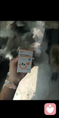 我是一个精神病人，有很严重的双相和自杀风险。我经历了重度童年创伤，亲人离世、校园霸凌、孤立造谣、侵犯猥亵偷拍、网暴等等…………这些事情我没有跟任何人说过，包括我的心理医生
    我太容易哭泣了，从小到大受过的伤害比值得活下去的事多出了10倍不止。我不怪别人，从始至终我都觉得是我自己太倒霉，总是遇到坏人。所以我不指望有人能爱我，我只是想被理解。
    总有人认为我在装，这一点我不否定，我觉得我确实是有装的成分在的。因为在我的认知里，生病就表示有人心疼，生病就表示能被理解。所以当我确诊的时候我反而松了一口气，我好像只要证明了自己是个神经病我就可以随时随地哭出来，不用压抑情绪。
    从刚开始的绝望和浓烈的悲伤，到现在的麻木，但却总是有种隐隐的钝痛。
    躯体化的时间越来越长，越来越频繁。现在我已经熟悉了，整只手抖动是焦虑，手指抽搐是抑郁，四肢麻木冰凉是哭太久，心慌胸闷喘不上气是惊恐发作，忽然间的胃痛是情绪波动大…………
    我不知道我发出这段文字是想表达什么，当我发出来的时候感觉胸口压着的巨石变轻了一点点，这就够了配图