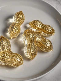 最安靜與最孤獨的成長，也能使人踏實、自信、強大、善良，大不了吐吐舌頭而已。弄丟自己的人，都有一個共性的特質(zhì)，因為不確定自己是誰，所以用在別人的眼光里尋找自己。每一份對自己的懷疑，都是內(nèi)外自我的一種分裂和消耗。配圖
