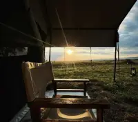 幸福不过就是一种感觉，物质满足，精神更要满足。我们小小幸福的心，这对于如今那些生活在城市里冷漠挑剔的现代人来说，几乎是难以想象的。幸福不来自物质的数量价格，而是人在众多诱惑面前依然能保持着一颗平淡的心。