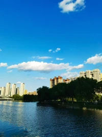 今天是7月12日，农历六月十八，星期六，晚安不管今天的天气怎样，都请记得，在自己的心里，洒满阳光。落落大方地，去面对生活，好好爱自己。好运啊，总会在不经意间，与你撞个满怀。加油，把平凡的日子，也过得闪闪发光。