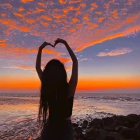 所有的預設和想法都不過是想象，去面對真實的人，真實的事，真實的個體，真實的看見和感受，才是傾聽和咨詢。在我這里你可以是你自己。配圖