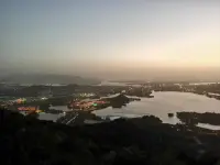 允许自己有裂缝，才有光透进来；允许自己跌入过黑暗，才懂得如何为他人点亮星光🌟

带着更深的生命理解，去托举那些同样在关系中跋涉的灵魂
​
​
