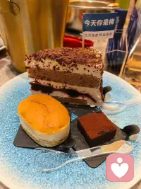 ✨ 频率不是魔法，而是清醒的日常

很多人以为“提升频率”是神秘的事，其实它真实得就像呼吸。一天当中，总有那么几个瞬间，你忽然从纷乱的思绪里抬起头来，听见自己安静而有力的心跳

🌿那些瞬间往往很轻——
可能是被小事惹毛时，你没有立刻发作，只是觉察到情绪来了，又看着它走；
也可能是做喜欢的事入了神，抬头发现时间流过，心里却满是喜悦的痕迹；
又或是见到别人的不易，心里自然而然升起暖意，没有衡量，没有计较

这些时刻，没有杂音的干扰，没有情绪的裹挟，你就是你自己。清醒、稳定、柔软而有力量💪

💡所谓提升频率，不过是在日复一日的生活里，一次次练习“回家”的熟练度。回到内在的平静，回到纯粹的善意，回到专注的心流。每回来一次，你就更熟悉自己真实的模样

当你能在杂念升起的瞬间觉察，在情绪涌动时暂停，在外界喧嚣中依然听见内心的声音——你就已经活在高频率里。那不是远离尘世，而是在日常琐碎中，筑起一片清醒的栖息地

#心理赋能 #内在成长 #清醒地活着 #高频生活