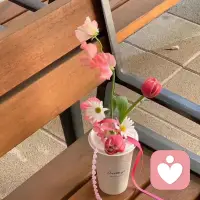夫妻相處真的需要這么多套路嗎？這些秘訣讓你笑出腹肌還能恩愛如初！

親愛的，我錯了——這句話可能是婚姻中最貴的五個字，說一次錢包瘦一圈。但你知道嗎？其實夫妻相處根本不需要這么多套路，就像不需要用挖掘機吃面條一樣。
婚姻就像是一部永遠拍不完的連續劇，有時候是浪漫愛情片，有時候是懸疑驚悚片，偶爾還會變成動作片。但別擔心，今天我們就來聊聊那些讓婚姻保鮮的不正經秘訣，保證讓你笑著學會，哭著感動（被自己感動的）。

第一部：溝通的藝術——當你聽我說變成我們一起說
婚姻中最遠的距離不是生與死，而是我在說話你卻在刷抖音。?溝通這件事，說起來容易做起來難，就像讓貓學狗叫一樣充滿挑戰性。

第一招：把你總是換成我最近感覺
你總是把襪子亂扔聽起來像在宣讀判決書，而我最近感覺襪子們好像在開派對就可愛多了。記住，在婚姻中，你不是檢察官，對方也不是犯罪嫌疑人。
第二招：學會用emoji語言
有時候文字太冰冷，一個??能解決的問題，何必寫800字小作文？但請注意，??這個表情慎用，除非你想今晚睡沙發。
第三招：設立吐槽大會時間
每周固定一個時間段，互相吐槽對方這周最讓人抓狂的三件事。規則是：吐槽時要手持毛絨玩具，說完必須給個擁抱。這樣既發泄了情緒，又不會真的傷感情。
最神奇的溝通技巧其實是：閉嘴傾聽。?是的，有時候對方不需要解決方案，只需要一個能裝下所有情緒的耳朵。就像不需要每集《名偵探柯南》都找出兇手一樣，有些話聽聽就好。

第二部：相處的智慧——當我的變成我們的
婚姻中最浪漫的事不是一起慢慢變老，而是一起慢慢變胖還互相不嫌棄。?相處之道，就是把兩個獨立個體揉成一個面團，還不能揉出面疙瘩。

空間管理學的奧秘
給彼此留出洞穴時間——男人需要打游戲看球賽的洞穴，女人需要追劇刷淘寶的洞穴。記住：洞穴門口請掛請勿打擾牌子，除非房子著火了。
財務管理的高級玩法
設立作死基金——每人每月有固定額度可以任性消費不用報備。花完了？那就只能看著對方吃小龍蝦而你喝白開水了。這樣既滿足了購物欲，又不會引發經濟危機。
家務活分工的終極方案
把家務列成清單，用拍賣的方式認領。不想洗碗？那就用拖地來換啊！記住原則：寧可自己多干點，也不能讓另一半覺得你在偷懶。畢竟，婚姻中最危險的話是：我每天在家干什么？你說啊！
相處最大的智慧其實是：把挑剔變成欣賞。?他亂扔襪子說明他活得隨性，她化妝兩小時說明她重視和你見面。角度一轉，世界