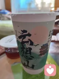 人生就像一杯咖啡，喝起来是苦涩的，
但慢慢回味，却是醇香无比！配图