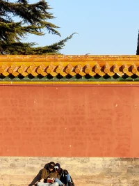 去珍惜那个很忙，却为你有空的人，去爱那个很穷，却为你倾尽一切的人。