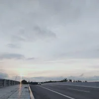 一个有自尊的人，不会乐意有人润色自己的不幸，更不会自己享受“同情”带来的好处。当一个人发现哭两下就可以得到想要的， 讲讲故事就可以插队到自己本到不了的位置，他一定会让自己一直惨下去， 心里的“伤痕”永远不会愈合。