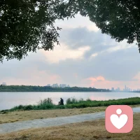 当你寻求他人的目光时,可能背离的不是伴侣,而是已经“入戏”的那个剧本中的你。或者说,你也许是在寻找另一个剧本中的自己。
