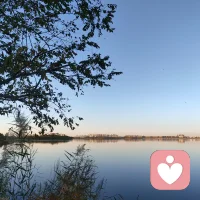 跟同事說聲“辛苦了”“再見”“我先走啦。”友善的道別，對建立舒心的工作環(huán)境是有利的，同時還是提升自我幸福感和振奮他人的辦法。所以下班別急著走，和還在“戰(zhàn)斗”的同事道聲再見，說句加油。配圖