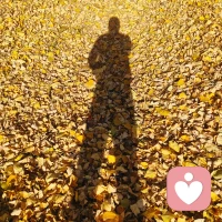 《漫長的季節(jié)》里有句臺詞：“往前走，別回頭?！”別回頭的意思，是繼續(xù)前進，放下過去。但是對于蕓蕓眾生而言，放下二字又談何容易呢。有時候念念不忘的，不一定是那人、那事、那情，而是自己的回憶和執(zhí)著。配圖