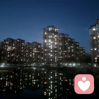 人們執(zhí)著自己的想法、做法、人格等。有執(zhí)著，才能放下執(zhí)著。時間是一劑藥，但配料要加上釋懷。不然，再久，也只能越熬越苦。也不必刻意釋懷，允許自己沉淀一段時間。也許沒有任何征兆，很多事情只是在不經(jīng)意間就釋懷了。配圖