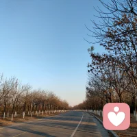 從小到大，每個(gè)人都獨(dú)自走向遠(yuǎn)方。初中一走就是一周，高中一走就是一個(gè)月，大學(xué)一走就是半年，工作一走就是一年，人生一走就是一輩子。但別走的太急，要學(xué)會(huì)心疼自己。生活已然太多風(fēng)雨，你不能兼顧所有，也偶爾停下來(lái)關(guān)心一下自己。配圖