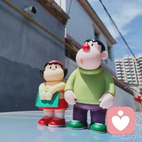 建立良好的人际关系，要从战胜社恐做起，可以先从日常的简单问候语入手，比如“你好”“早上好”等等。也可以自己对着镜子练习，保持自信，不卑不亢，逐步建立互信的关系。