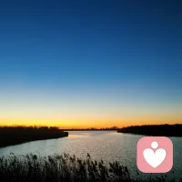 在职场中，身边的同事或者朋友或许可以帮助你增强自信，寻找出工作生活中，非常优秀或者十分有信心的人，并花时间与他们相处，向他们学习。