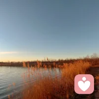 运动贵在坚持，运动可以产生一些让我们的情绪变好的激素，刺激我们的大脑产生更多的多巴胺。让人心情愉快，缓解工作压力。爱运动的人能更快的摆脱抑郁、高压等负面情绪，舒缓心情