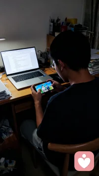 有些人玩着游戏，刷着视频，慢慢把要做的工作遗忘了，当领导检查时，工作未完成，受到处罚，自己懊恼不已。你可以采取被动式的方法，来克制拖延症。比如把手机交给家人，或者放在一个自己看不见的地方，只有当工作完成时才能还给你。当放下这些诱惑，专心进入工作状态后，你会发现时间过得很快，专心做一件事也并没有那么难。配图