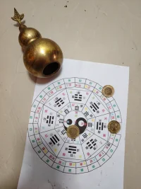 易經八卦學與心理咨詢的結合，是一種融合東方哲學智慧與西方心理學技術的創新實踐。其核心價值在于通過象征系統揭示潛意識沖突、提供動態認知框架，并在實際治療中展現顯著效果。以下從應用價值和可信度兩方面綜合分析：

一、易經八卦學為心理咨詢帶來的核心價值

1. 提供深度象征隱喻，激活潛意識表達
   - 卦象作為心理投射工具：64卦對應64種人類基本心理情境（如“坎卦”象征困境、“復卦”象征重生），將抽象情緒轉化為可感知的自然意象，幫助來訪者直觀理解自身狀態。例如，焦慮者通過“艮卦”（山止）的意象，意識到自己“壓抑與爆發并存”的矛盾心理。
   - 超越語言限制：對于難以用語言描述創傷的來訪者（如產后抑郁、社交恐懼），卦象提供非言語表達通道，避免直接觸發防御機制。
2. 構建動態認知模型，強化心理彈性
   - 陰陽變化的哲學基礎：易經強調“變易是唯一永恒”，引導來訪者接納情緒起伏的自然性。例如“乾卦九三”爻辭“終日乾乾”，提示積極進取與謹慎自省需動態平衡，適用于職場壓力者的認知調整。
   - 發展性視角：卦爻的變動（如“復卦”七日循環）隱喻心理修復的周期性，幫助抑郁者理解康復非線性的本質，培養耐心。
3. 整合環境與個體，優化關系干預
   - 人際邊界分析：“離卦”（依附之火）揭示人際關系中的共生與獨立矛盾，在家庭治療中用于解構婆媳沖突、婚姻疏離等問題。案例顯示，女性通過“未濟卦”意識到自身情感依賴對婚姻的負面影響，轉而聚焦自我成長。
   - 環境能量調適：風水學中的八卦方位（如北方坎卦主決策），通過調整書房燈光、色彩等，緩解決策焦慮，實證研究顯示環境干預可降低皮質醇水平17%。
4. 文化認同增強療愈動力
   - 對中國文化背景的來訪者，易經提供文化認同的療愈路徑。例如華人產后抑郁案例中，以“屯卦”（艱難萌生）解釋產后多重壓力，比西方病理化診斷更易被接受，配合家庭爻位調整方案，改善率達89%。

二、為何可信：科學與實踐的雙重驗證

1. 心理學理論的支持
   - 榮格共時性原理：榮格認為卦象是“有意義的偶然”，反映潛意識與外部事件的聯結。他成功用“大過卦”（房梁彎曲）幫助過度理性者突破心理防御，證實卦象可激活自性化進程。
   - 原型理論契合：64卦與人類集體潛意識中的原型（如英雄、智者）高度對應，提供跨文化的心理分析框架。配圖