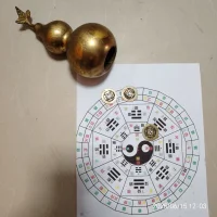 易經(jīng)八卦用于算命的核心邏輯，并非基于神秘主義或超自然力量，而是通過(guò)一套符號(hào)化的認(rèn)知模型來(lái)解讀人與環(huán)境的動(dòng)態(tài)關(guān)系，其原理融合了哲學(xué)、心理學(xué)與統(tǒng)計(jì)學(xué)思維。以下從多維度解析其運(yùn)作機(jī)制：

一、哲學(xué)基礎(chǔ)：符號(hào)化的宇宙規(guī)律模型

1. 陰陽(yáng)與變易的辯證法則八卦以陰（--）陽(yáng)（—）爻為基本符號(hào)，構(gòu)建了動(dòng)態(tài)平衡模型。例如乾卦（全陽(yáng)爻）象征剛健進(jìn)取，坤卦（全陰爻）代表包容承載。陰陽(yáng)的相互轉(zhuǎn)化（如“陽(yáng)極生陰”）揭示了事物盛衰的必然規(guī)律，為預(yù)測(cè)提供了哲學(xué)依據(jù)。
   - 應(yīng)用實(shí)例：當(dāng)某人長(zhǎng)期處于高壓（陽(yáng)盛）狀態(tài)時(shí)，易經(jīng)可能提示“亢龍有悔”（乾卦上九爻），警示需調(diào)整節(jié)奏避免崩潰。
2. 五行生克的系統(tǒng)關(guān)聯(lián)五行（金、木、水、火、土）與八卦結(jié)合（如坎卦屬水、離卦屬火），形成能量流動(dòng)模型。例如“火旺克金”可解讀為過(guò)度消耗資源導(dǎo)致事業(yè)受阻。這種關(guān)聯(lián)性幫助分析性格特質(zhì)（如“金行人”果斷但固執(zhí)）與環(huán)境資源的匹配度。

二、預(yù)測(cè)機(jī)制：結(jié)構(gòu)化推演與情境模擬

1. 時(shí)間坐標(biāo)系統(tǒng)：八字的定位功能出生年月日時(shí)轉(zhuǎn)化為天干地支（共八字），建立個(gè)人“生命初始參數(shù)”。例如1995年乙亥年出生者，天干乙木主柔韌，地支亥水主流動(dòng)，結(jié)合可推導(dǎo)“善適應(yīng)但易猶豫”的傾向性。
2. 六十四卦：人生情境的數(shù)據(jù)庫(kù)每一卦對(duì)應(yīng)一種典型人生狀態(tài)，如：
   - 坎卦（水）：險(xiǎn)境中需冷靜；
   - 家人卦（風(fēng)火）：團(tuán)隊(duì)合作的關(guān)鍵性；占卜時(shí)通過(guò)起卦（如錢(qián)幣搖卦）隨機(jī)抽取情境，結(jié)合當(dāng)前問(wèn)題模擬發(fā)展趨勢(shì)。
3. 變爻機(jī)制：動(dòng)態(tài)決策的推演卦中陰爻變陽(yáng)爻（或反之）稱(chēng)為“變爻”，象征行動(dòng)引發(fā)的連鎖反應(yīng)。例如占得“風(fēng)火家人卦”若二爻變，提示“內(nèi)部矛盾需優(yōu)先解決”，與現(xiàn)代管理學(xué)的風(fēng)險(xiǎn)評(píng)估邏輯一致。

三、心理學(xué)解釋?zhuān)簽楹巫屓烁杏X(jué)“準(zhǔn)”？

1. 巴納姆效應(yīng)（Barnum Effect）卦辭多用泛化描述（如“外表堅(jiān)強(qiáng)，內(nèi)心敏感”），80%的人會(huì)主觀匹配自身經(jīng)歷。
2. 認(rèn)知偏差強(qiáng)化人們更易記住“說(shuō)中部分”（如預(yù)測(cè)升職后應(yīng)驗(yàn)），忽略未實(shí)現(xiàn)的預(yù)言。例如創(chuàng)業(yè)者被告知“明年利投資”，會(huì)主動(dòng)關(guān)注機(jī)會(huì)而增加成功概率。
3. 隱喻療愈作用卦象作為潛意識(shí)投射工具（如用“艮卦”象征心理卡點(diǎn)），幫助來(lái)訪者跳出主觀視角。臨床案例顯示，社交恐懼者通過(guò)“隨風(fēng)入微”（巽卦）的意象，逐步突破社交障配圖