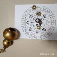 易經(jīng)八卦用于算命的核心邏輯，并非基于神秘主義或超自然力量，而是通過(guò)一套符號(hào)化的認(rèn)知模型來(lái)解讀人與環(huán)境的動(dòng)態(tài)關(guān)系，其原理融合了哲學(xué)、心理學(xué)與統(tǒng)計(jì)學(xué)思維。以下從多維度解析其運(yùn)作機(jī)制：

一、哲學(xué)基礎(chǔ)：符號(hào)化的宇宙規(guī)律模型

1. 陰陽(yáng)與變易的辯證法則八卦以陰（--）陽(yáng)（—）爻為基本符號(hào)，構(gòu)建了動(dòng)態(tài)平衡模型。例如乾卦（全陽(yáng)爻）象征剛健進(jìn)取，坤卦（全陰爻）代表包容承載。陰陽(yáng)的相互轉(zhuǎn)化（如“陽(yáng)極生陰”）揭示了事物盛衰的必然規(guī)律，為預(yù)測(cè)提供了哲學(xué)依據(jù)。
   - 應(yīng)用實(shí)例：當(dāng)某人長(zhǎng)期處于高壓（陽(yáng)盛）狀態(tài)時(shí)，易經(jīng)可能提示“亢龍有悔”（乾卦上九爻），警示需調(diào)整節(jié)奏避免崩潰。
2. 五行生克的系統(tǒng)關(guān)聯(lián)五行（金、木、水、火、土）與八卦結(jié)合（如坎卦屬水、離卦屬火），形成能量流動(dòng)模型。例如“火旺克金”可解讀為過(guò)度消耗資源導(dǎo)致事業(yè)受阻。這種關(guān)聯(lián)性幫助分析性格特質(zhì)（如“金行人”果斷但固執(zhí)）與環(huán)境資源的匹配度。

二、預(yù)測(cè)機(jī)制：結(jié)構(gòu)化推演與情境模擬

1. 時(shí)間坐標(biāo)系統(tǒng)：八字的定位功能出生年月日時(shí)轉(zhuǎn)化為天干地支（共八字），建立個(gè)人“生命初始參數(shù)”。例如1995年乙亥年出生者，天干乙木主柔韌，地支亥水主流動(dòng)，結(jié)合可推導(dǎo)“善適應(yīng)但易猶豫”的傾向性。
2. 六十四卦：人生情境的數(shù)據(jù)庫(kù)每一卦對(duì)應(yīng)一種典型人生狀態(tài)，如：
   - 坎卦（水）：險(xiǎn)境中需冷靜；
   - 家人卦（風(fēng)火）：團(tuán)隊(duì)合作的關(guān)鍵性；占卜時(shí)通過(guò)起卦（如錢(qián)幣搖卦）隨機(jī)抽取情境，結(jié)合當(dāng)前問(wèn)題模擬發(fā)展趨勢(shì)。
3. 變爻機(jī)制：動(dòng)態(tài)決策的推演卦中陰爻變陽(yáng)爻（或反之）稱(chēng)為“變爻”，象征行動(dòng)引發(fā)的連鎖反應(yīng)。例如占得“風(fēng)火家人卦”若二爻變，提示“內(nèi)部矛盾需優(yōu)先解決”，與現(xiàn)代管理學(xué)的風(fēng)險(xiǎn)評(píng)估邏輯一致。

三、心理學(xué)解釋?zhuān)簽楹巫屓烁杏X(jué)“準(zhǔn)”？

1. 巴納姆效應(yīng)（Barnum Effect）卦辭多用泛化描述（如“外表堅(jiān)強(qiáng)，內(nèi)心敏感”），80%的人會(huì)主觀匹配自身經(jīng)歷。
2. 認(rèn)知偏差強(qiáng)化人們更易記住“說(shuō)中部分”（如預(yù)測(cè)升職后應(yīng)驗(yàn)），忽略未實(shí)現(xiàn)的預(yù)言。例如創(chuàng)業(yè)者被告知“明年利投資”，會(huì)主動(dòng)關(guān)注機(jī)會(huì)而增加成功概率。
3. 隱喻療愈作用卦象作為潛意識(shí)投射工具（如用“艮卦”象征心理卡點(diǎn)），幫助來(lái)訪者跳出主觀視角。臨床案例顯示，社交恐懼者通過(guò)“隨風(fēng)入微”（巽卦）的意象，逐步突破社交障配圖