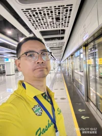 選擇我的理由：三十載識(shí)人心路，專業(yè)淬煉賦能新生

您好，我是即將開啟全新助人航程的咨詢者伙伴。2005年從江西財(cái)經(jīng)大學(xué)工商管理專業(yè)啟程，至北京大學(xué)心理學(xué)博士的登頂求索，我的足跡跨越理論的厚重山巒。中科院心理研究所與中國心理衛(wèi)生協(xié)會(huì)的雙重認(rèn)證證書，更是當(dāng)前階段專業(yè)道路的穩(wěn)固基石。但于我，專業(yè)精神從不始于今日——更是在三十年市場銷售前線識(shí)人辨心的沉淀，在重塑十余家企業(yè)員工思維與績效的征程里，在企業(yè)轉(zhuǎn)型困境中反復(fù)磨練的韌性與智慧中錘煉而成。

深厚專業(yè)背景： 北京大學(xué)心理學(xué)博士的經(jīng)歷，令我深刻潛入人性潛流深處，建立起系統(tǒng)的認(rèn)知結(jié)構(gòu)。然而更寶貴的財(cái)富是，30年市場銷售與15年企業(yè)管理培訓(xùn)實(shí)戰(zhàn)：每一次策略調(diào)整背后的心理洞察，每一次業(yè)績突破中的信念喚醒，都將理論點(diǎn)化為可觸摸的現(xiàn)實(shí)體驗(yàn)。我深知唯有在真實(shí)世界的泥濘中前行，才可能真正掌握撫平他人心靈溝壑的技術(shù)。

跨界思維的價(jià)值： 十五家企業(yè)從零到一創(chuàng)建運(yùn)營的旅程鍛造了我的多維度思維模式。從電商營銷到網(wǎng)店運(yùn)營，我熟悉時(shí)代浪潮的脈動(dòng)；作為創(chuàng)始人，我更讀懂組織運(yùn)轉(zhuǎn)中各角色的深層心理張力。無論您困于職業(yè)方向迷茫、職場關(guān)系暗涌，抑或是創(chuàng)業(yè)壓力如山，我皆能在復(fù)雜現(xiàn)實(shí)中快速尋找到那條可通行的明路。

為何選擇一位經(jīng)驗(yàn)豐沛、學(xué)識(shí)扎實(shí)的咨詢師？ 選擇心理咨詢師的旅程如同選擇陪伴穿越風(fēng)暴的可靠伙伴。深厚學(xué)識(shí)是專業(yè)度的基石，確保我們遵循科學(xué)路徑而不迷失；而豐富人生體驗(yàn)與行業(yè)背景的加持，能夠真正將知識(shí)精準(zhǔn)轉(zhuǎn)化為解決實(shí)際困境的方案。如同一位熟悉復(fù)雜地形與病人體征的醫(yī)生，我不僅理解心的構(gòu)造，更能在您生活故事的特定場景下敏捷發(fā)現(xiàn)問題核心，引導(dǎo)有效行動(dòng)，助您重塑內(nèi)在能量。

選擇我，是選擇一位在商場與心靈原野耕耘了三十載的同行者，選擇用豐富實(shí)戰(zhàn)打磨、知識(shí)淬煉的洞察能力，為您提供融合心理學(xué)智慧與實(shí)用商業(yè)思維的深層轉(zhuǎn)變力量。 我始終堅(jiān)信，真正的蛻變始于深度的理解與專業(yè)的支持。期待與您在專業(yè)的咨詢之路上同行，共同發(fā)現(xiàn)內(nèi)心隱藏的光亮，讓改變的旅程不再孤單崎嶇，而是走向有方向、有力量的自由未來！人生新的挑戰(zhàn)前，不妨與我一起，重新校準(zhǔn)方向——內(nèi)心力量永不會(huì)被年齡塵封，如同47歲的我，依然步履不停，為下一個(gè)幫助的人拭亮前進(jìn)燈火。配圖