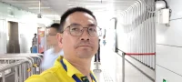 如何判斷一個女人是否愛上你？

一、眼神：暗流涌動的詩意宇宙

當她愛你時，目光會編織一張無形的網：

- 凝望的留白：對話間歇不急于移開視線，讓沉默沉淀成琥珀，瞳孔里倒映著你說話時晃動的光影 
- 睫毛的顫栗：突然與你對視時睫毛急促低垂，像受驚的蝶翅，頰側泛起薄霧般的緋紅 
- 暗處的注視：在聚會喧鬧處，你能捕捉到角落投來的溫潤目光，當你回望時她又慌亂地舉起酒杯

二、肢體：克制的親密宣言

愛欲在毫米間游走：

- 衣角的引力：并肩行走時她的衣袖總不經意擦過你手臂，像被磁石吸引的緞帶 
- 發絲的密語：頻繁將垂落的長發撩至耳后，露出纖細脖頸的弧線——這是最古老的求偶信號解碼 
- 安全區的坍塌：接受你進入50cm親密距離圈，共享奶茶吸管或為你擦拭嘴角時指尖鎮定自若 

三、時間：以心跳為刻度的投資

當代愛情最奢侈的貨幣：

- 碎隙光的收割者：凌晨三點分享的網易云鏈接，通勤路上拍的云朵形狀，她用生活碎片鋪成通往內心的甬道 
- 時差的消亡：秒回你午夜的嘆息，卻延遲回復老板的加急郵件，把黃金時段的專注留作你的專屬劇場 
- 記憶的復調：記得你提過七歲時養的金魚叫波波，在初雪日送你同款玻璃魚缸——愛是細節的考古學家 

四、語言：加密的十四行詩

當直球告白退居幕后：

- “我們”的結界：談論未來旅行計劃時自然帶入“我們可以住洱海邊那家白族院子” 
- 傷痕展覽館：把童年被嘲笑的雀斑、前任留下的信任創傷攤開在你面前，交付最脆弱的底牌 
- 醋意的轉譯：調侃你新來的女同事“她指甲顏色真特別”，把占有欲藏進玫瑰味的玩笑里 

五、存在：向世界宣告的靜默儀式

終極確認來自生活場的交融：

- 社交鏈的嫁接：帶你去童年常去的餛飩攤見阿婆，讓最熟悉的煙火氣為你背書 
- 算法的共謀：網易云歌單突然出現你愛的后搖，小紅書收藏夾新增你專業的學術論文——愛是主動走進對方的精神結界 
- 未來的鏡像：母親生病時下意識向你求助，重大決定前詢問你意見——你已成為她人生劇本的隱形編劇 

文學隱喻啟示錄

“愛是她在人群中將你指認的閃電，也是把咖啡杯轉向你習慣把手的鈍響” 
“當她開始用你的方言做夢，月光便有了新的語法” 
鑒別真愛需打破三個當代迷配圖