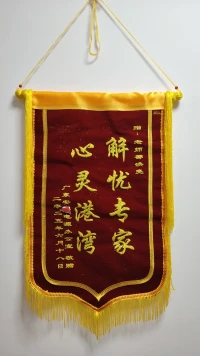 如何判斷一個女人是否愛上你？

一、眼神：暗流涌動的詩意宇宙

當她愛你時，目光會編織一張無形的網：

- 凝望的留白：對話間歇不急于移開視線，讓沉默沉淀成琥珀，瞳孔里倒映著你說話時晃動的光影 
- 睫毛的顫栗：突然與你對視時睫毛急促低垂，像受驚的蝶翅，頰側泛起薄霧般的緋紅 
- 暗處的注視：在聚會喧鬧處，你能捕捉到角落投來的溫潤目光，當你回望時她又慌亂地舉起酒杯

二、肢體：克制的親密宣言

愛欲在毫米間游走：

- 衣角的引力：并肩行走時她的衣袖總不經意擦過你手臂，像被磁石吸引的緞帶 
- 發絲的密語：頻繁將垂落的長發撩至耳后，露出纖細脖頸的弧線——這是最古老的求偶信號解碼 
- 安全區的坍塌：接受你進入50cm親密距離圈，共享奶茶吸管或為你擦拭嘴角時指尖鎮定自若 

三、時間：以心跳為刻度的投資

當代愛情最奢侈的貨幣：

- 碎隙光的收割者：凌晨三點分享的網易云鏈接，通勤路上拍的云朵形狀，她用生活碎片鋪成通往內心的甬道 
- 時差的消亡：秒回你午夜的嘆息，卻延遲回復老板的加急郵件，把黃金時段的專注留作你的專屬劇場 
- 記憶的復調：記得你提過七歲時養的金魚叫波波，在初雪日送你同款玻璃魚缸——愛是細節的考古學家 

四、語言：加密的十四行詩

當直球告白退居幕后：

- “我們”的結界：談論未來旅行計劃時自然帶入“我們可以住洱海邊那家白族院子” 
- 傷痕展覽館：把童年被嘲笑的雀斑、前任留下的信任創傷攤開在你面前，交付最脆弱的底牌 
- 醋意的轉譯：調侃你新來的女同事“她指甲顏色真特別”，把占有欲藏進玫瑰味的玩笑里 

五、存在：向世界宣告的靜默儀式

終極確認來自生活場的交融：

- 社交鏈的嫁接：帶你去童年常去的餛飩攤見阿婆，讓最熟悉的煙火氣為你背書 
- 算法的共謀：網易云歌單突然出現你愛的后搖，小紅書收藏夾新增你專業的學術論文——愛是主動走進對方的精神結界 
- 未來的鏡像：母親生病時下意識向你求助，重大決定前詢問你意見——你已成為她人生劇本的隱形編劇 

文學隱喻啟示錄

“愛是她在人群中將你指認的閃電，也是把咖啡杯轉向你習慣把手的鈍響” 
“當她開始用你的方言做夢，月光便有了新的語法” 
鑒別真愛需打破三個當代迷配圖